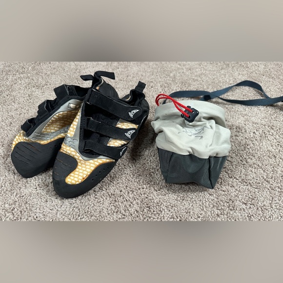 Rock climbing shoes with chalk bag size 9.5 - Picture 1 of 5